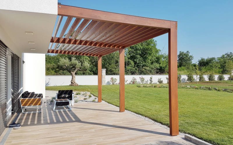 https://www.overkappingen-overkapping.be/terras-overkappingen/wp-content/uploads/sites/8/2015/08/houten-terrasoverkapping.jpg?utm_source=chatgpt.com